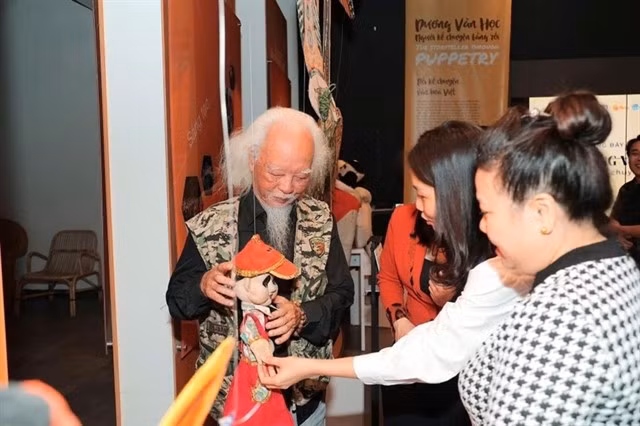 Le marionnettiste Duong Van Hoc présente l’une de ses marionnettes aux visiteurs du Musée de Hanoi. Photo : Musée de Hanoi