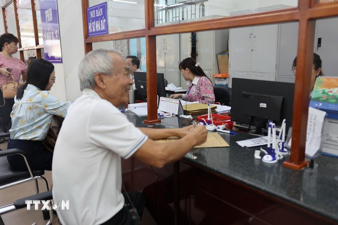 Des personnes effectuent leurs démarches administratives dans le nouveau quartier de Vung Tau. Photo : VNA