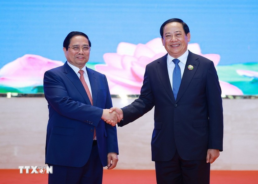 Le Premier ministre Pham Minh Chinh et son homologue lao Sonexay Siphandone, coprésidents de la 48e réunion du Comité intergouvernemental Vietnam-Laos, se serrent la main. Photo : VNA