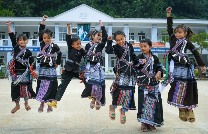 Des élèves issus des minorités ethniques devant leur nouvelle école. Photo: NDEL