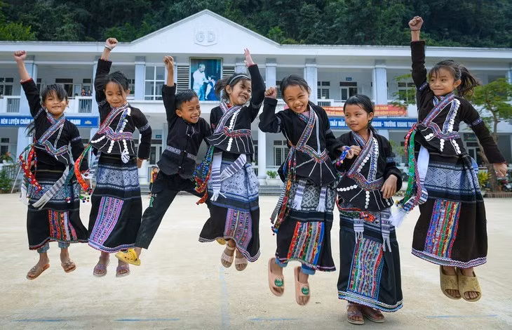 Des élèves issus des minorités ethniques devant leur nouvelle école. Photo: NDEL
