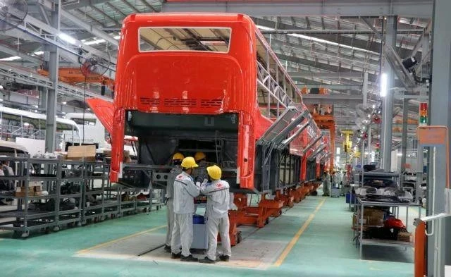 Des autocars sont fabriqués dans une usine de Kim Long Motor Hue JSC dans la province centrale de Thua Thiên-Huê. Photo : VNA