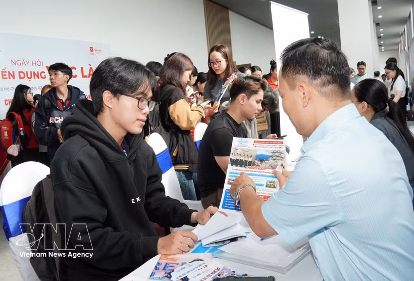 Des étudiants s'entretiennent avec des représentants d'entreprises pour explorer des opportunités d'emploi lors du Salon de l'emploi 2026, organisé par le Centre de services pour l'emploi des jeunes de Hô Chi Minh-Ville en collaboration avec le collège Van Lang Saigon. Photo : VNA