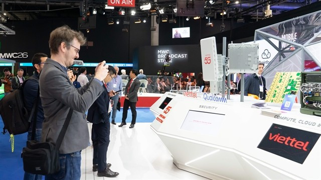 L’écosystème 5G Open RAN, développé conjointement par Viettel et Qualcomm Technologies, Inc., a suscité un vif intérêt auprès des partenaires internationaux et des délégués du secteur lors du Mobile World Congress 2026, à Barcelone. Photo : Viettel