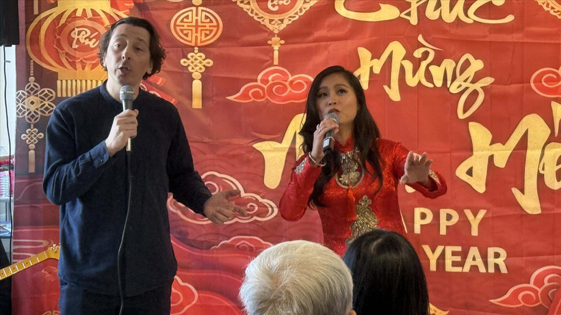 L'architecte Thibault Fèbrer et la chanteuse Thanh Tâm interprètent la chanson l’air traditionnel « Bèo dat mây trôi» lors du programme. Photo: VNA