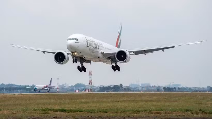 Un avion d'Emirates à l'aéroport international de Nôi Bài, à Hanoi. Photo : VietnamPlus