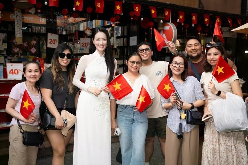 La joie des visiteurs pendant les vacances du 30 avril au 1er mai. Photo : VietnamPlus