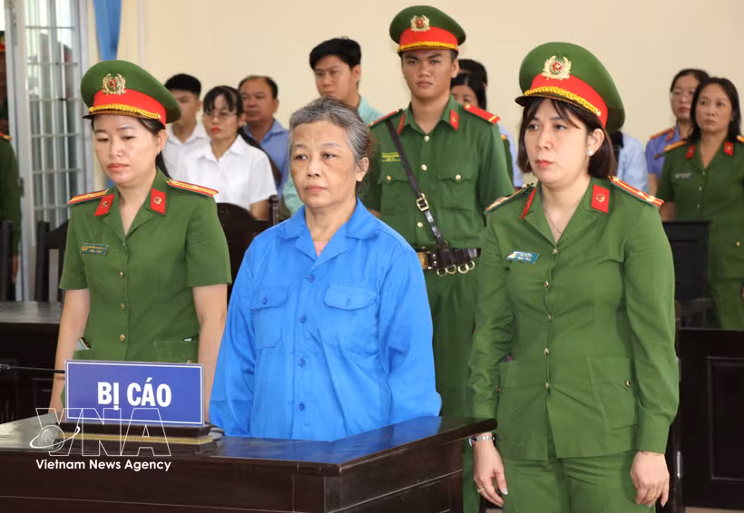 Thach Thi Hoa Ri écoute le verdict dans son procès. Photo: VNA