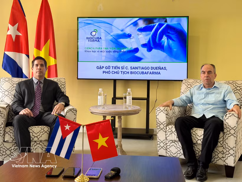 L’ambassadeur de Cuba au Vietnam, Rogelio Polanco Fuentes (à droite) et le Dr Santiago Dueñas Carrera, vice-président du groupe cubain BioCubaFarma, lors d’une conférence de presse à Hanoi, le 21 avril. Photo : VNA