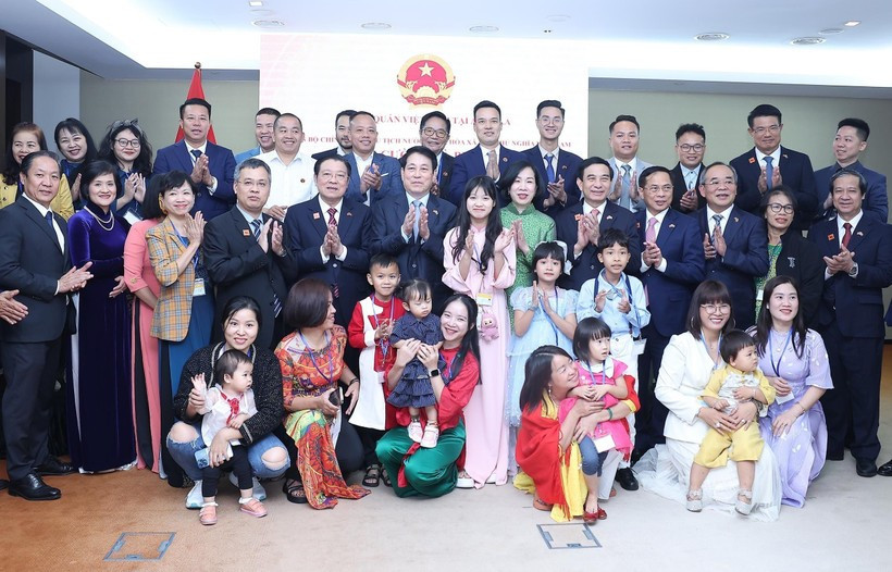 Le président Luong Cuong, son épouse et la délégation de haut rang du Vietnam posent avec le personnel de l'ambassade du Vietnam et des représentants de la communauté vietnamienne en Angola, le 7 août. Photo : VNA