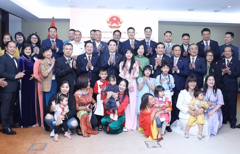 Le président Luong Cuong, son épouse et la délégation de haut rang du Vietnam posent avec le personnel de l'ambassade du Vietnam et des représentants de la communauté vietnamienne en Angola, le 7 août. Photo : VNA