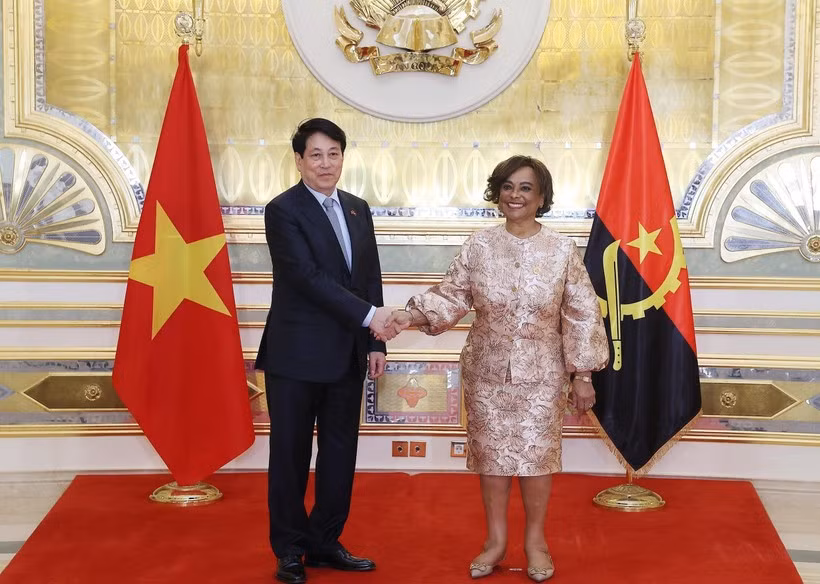 Le président vietnamien Luong Cuong et la présidente de l’Assemblée nationale angolaise Carolina Cerqueira se serrent la main, à Luanda, le 7 août. Photo : VNA