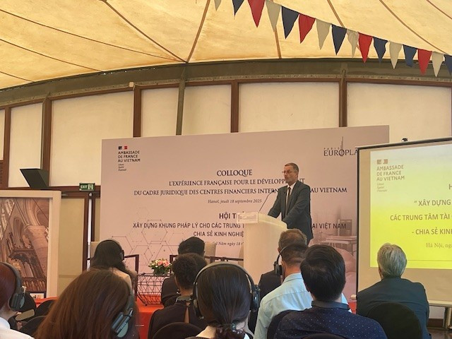 Colloque "L'expérience française pour le développement du cadre juridique des centres financiers internationaux au Vietnam". Photo: VOV