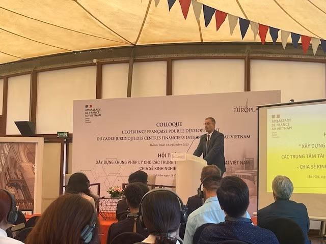 Colloque "L'expérience française pour le développement du cadre juridique des centres financiers internationaux au Vietnam". Photo: VOV