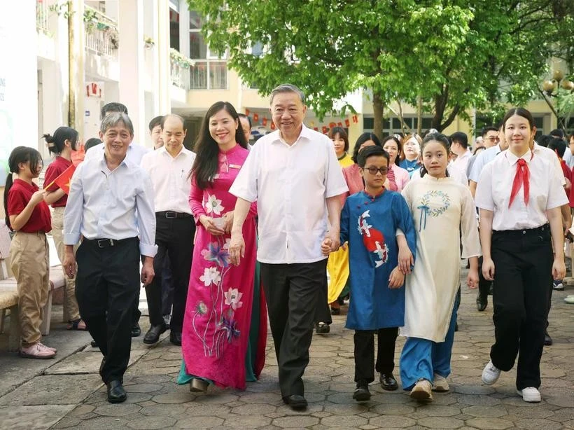 1er juin 2025 Le secrétaire général du Parti, Tô Lâm, a visité le 1er juin les lycées Nguyen Dinh Chieu et Xa Dan, deux écoles pour élèves handicapés à Hanoï, à l’occasion de la Journée internationale de l’enfance. Photo : VNA 
