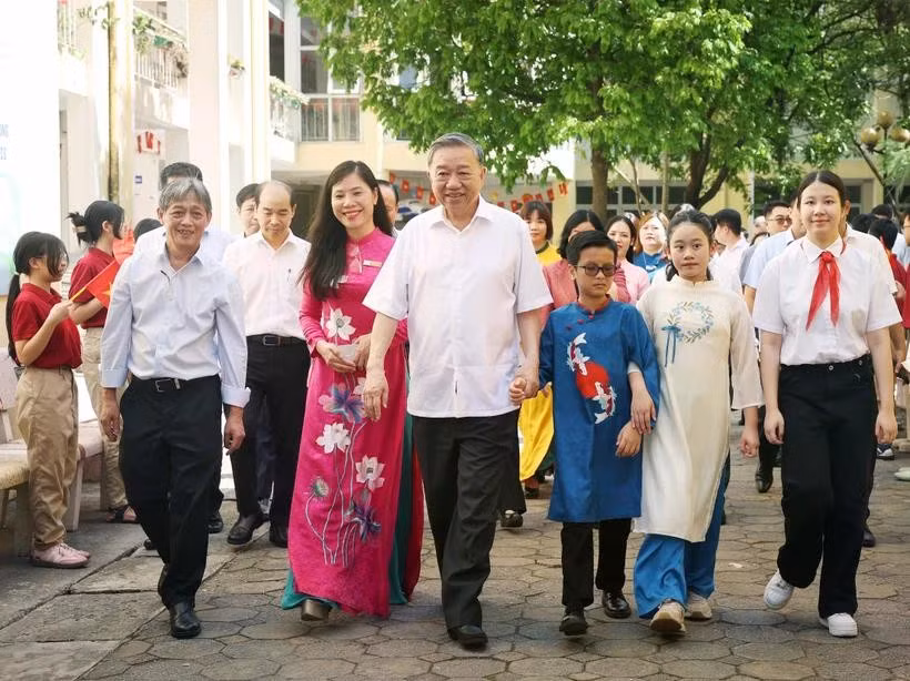1er juin 2025 Le secrétaire général du Parti, Tô Lâm, a visité le 1er juin les lycées Nguyen Dinh Chieu et Xa Dan, deux écoles pour élèves handicapés à Hanoï, à l’occasion de la Journée internationale de l’enfance. Photo : VNA 