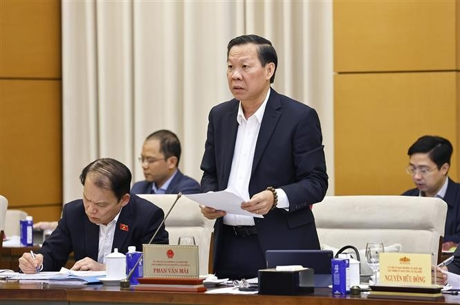 Le président de la Commission économique et financière de l’Assemblée nationale, Phan Van Mai, briefe le Comité permanent sur le rapport de vérification. Photo : VNA