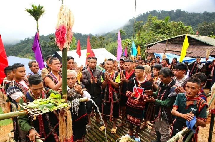 La fête du conduit d'eau revêt une signification particulière pour les Ca Dong. Photo: dantocmiennui.vn