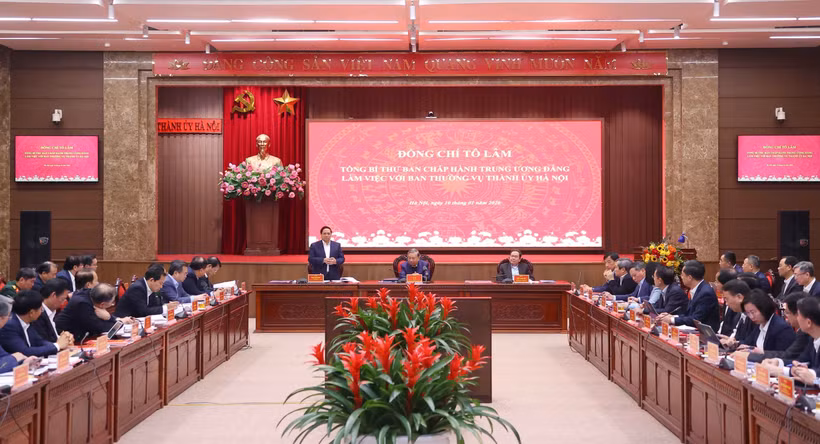Le Premier ministre Pham Minh Chinh s’exprime lors de la séance de travail avec la permanence du Comité du Parti de Hanoi, le 10 janvier. Photo : VNA