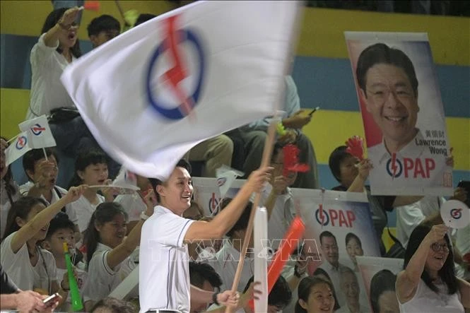 Des partisans du Parti d'action populaire. Quelque 2,76 millions de Singapouriens ont voté samedi 3 mai pour des législatives. Photo: Xinhua/VNA