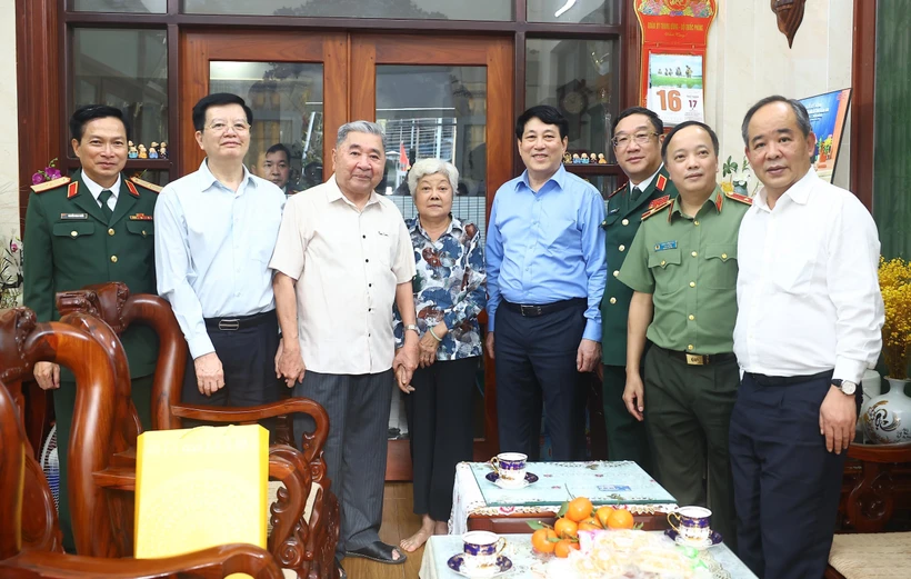 Le président Luong Cuong (5e, de gauche à droite) rend visite à la famille de Vo Dai Nhân et Vo Thi Vân, deux vétérans révolutionnaires exceptionnels de la ville de Long Xuyên. Photo: VNA