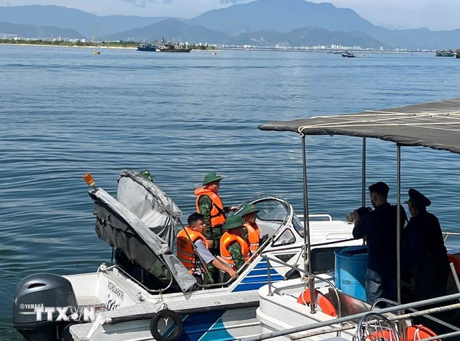 Les gardes-frontières contrôlent les papiers pour la sortie des bateaux de pêche. Photo: VNA