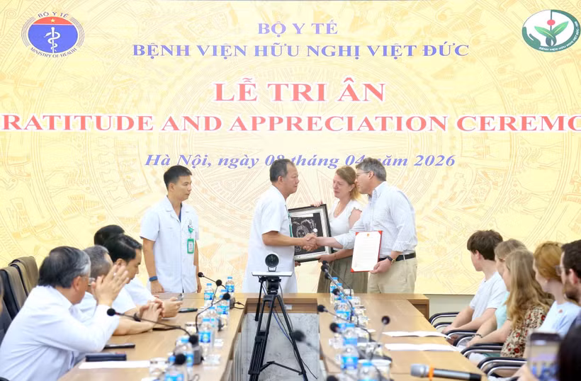 Le professeur associé-Docteur Duong Duc Hung, directeur de l’Hôpital universitaire Viêt Duc, remet un témoignage de gratitude à la famille de la donneuse d'organes pour leur geste d’une profonde compassion. Photo : VGP