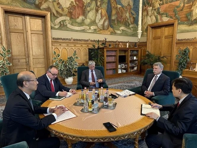 Le président de l’Assemblée nationale de Hongrie, László Kövér, recevant l’ambassadeur du Vienam en Hongrie, Bui Lê Thai. Photo: VNA