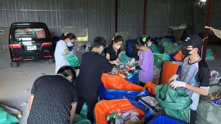Des bénévoles du groupe Tagom, dans le quartier résidentiel de Thanh Xuân Bac, à Hanoi, trient les matières recyclables comme des bouteilles et des sacs en plastique des déchets ménagers. Photo : Tagom