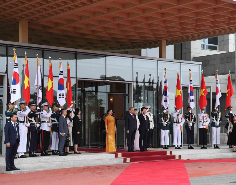 Le secrétaire général du Parti communiste du Vietnam (PCV), Tô Lâm, accompagné de son épouse, Ngô Phuong Ly, et d’une délégation de haut niveau, en visite d’État en République de Corée. Photo: VNA