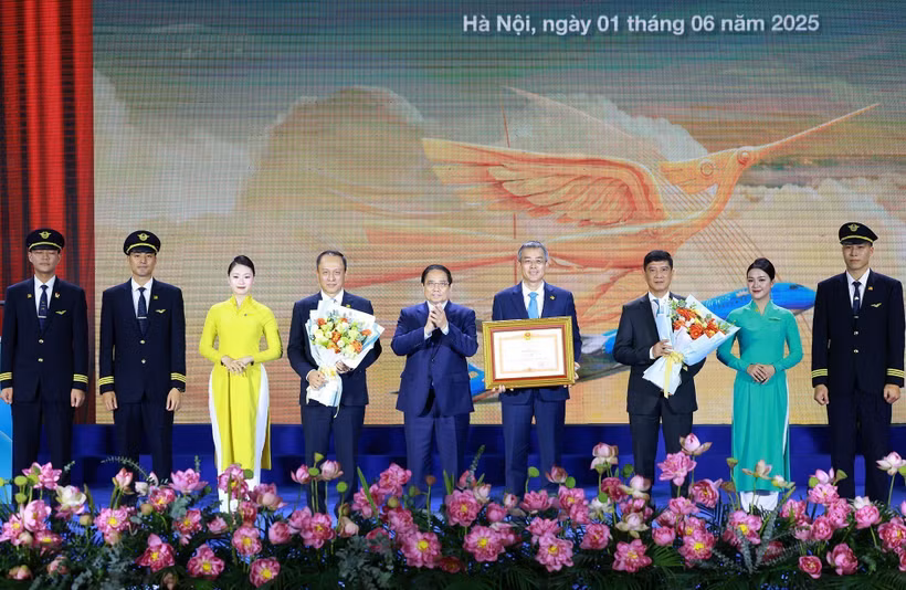 Le Premier ministre Pham Minh Chinh décerne un certificat de mérite à Vietnam Airlines. Photo : VNA
