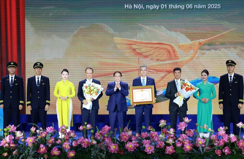 Le Premier ministre Pham Minh Chinh décerne un certificat de mérite à Vietnam Airlines. Photo : VNA