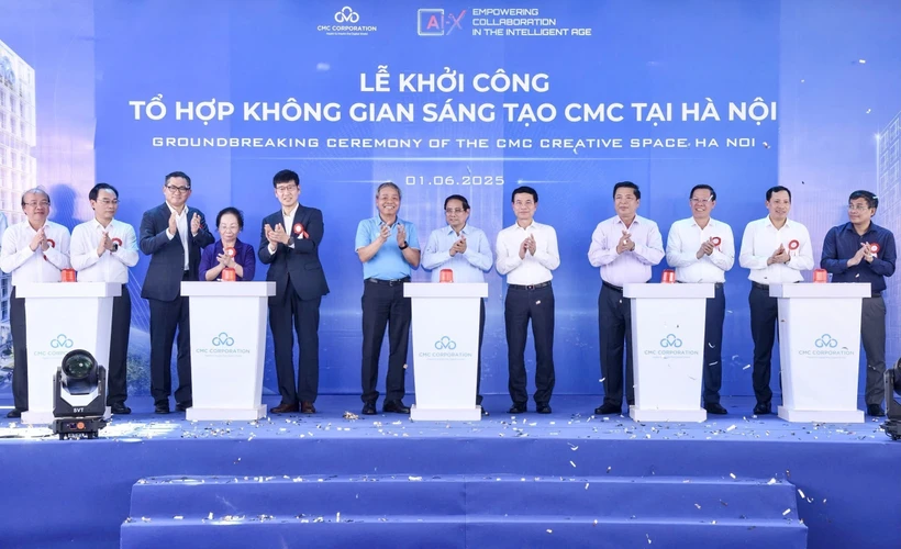 Le Premier ministre Pham Minh Chinh (centre) et les délégués lors de la mise en chantier de l’Espace créatif de CMC à Hanoi (CCS Hanoi), le 1er juin. Photo: VNA