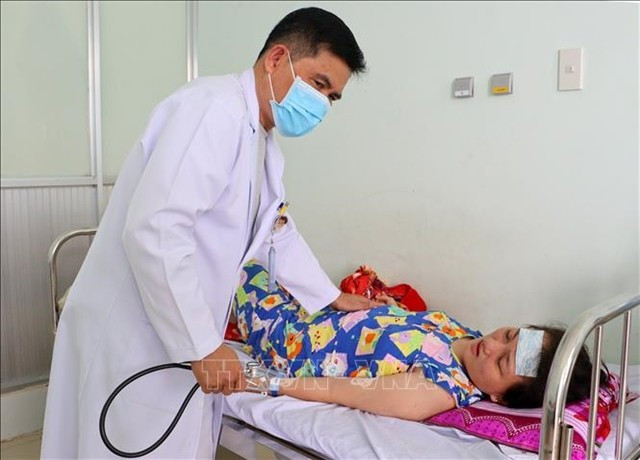 Une patiente atteinte de dengue est soignée à l'Hôpital général de Vinh Long, dans la province de Vinh Long. Photo : VNA