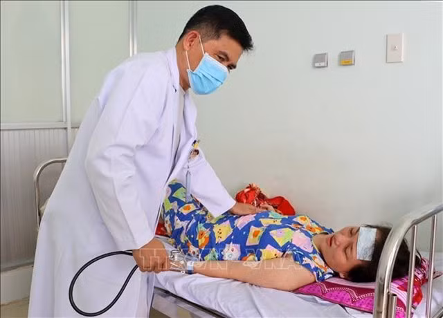 Une patiente atteinte de dengue est soignée à l'Hôpital général de Vinh Long, dans la province de Vinh Long. Photo : VNA