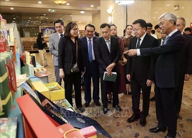 Les délégués visitent un stand d’exposition au Forum de promotion du commerce et de l’investissement Vietnam-Laos. Photo : VNA