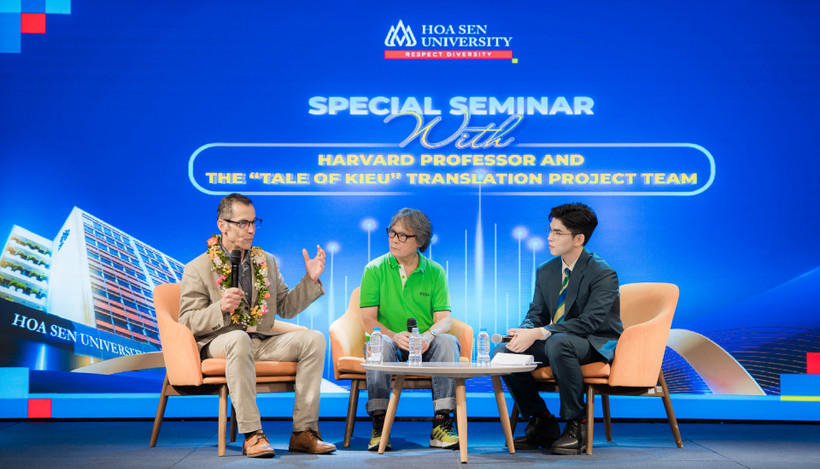 Échange entre le professeur John Stauffer (à gauche), et le poète Nguyên Dô (centre), à l’Université Hoa Sen, le 20 novembre. Photo : Université Hoa Sen