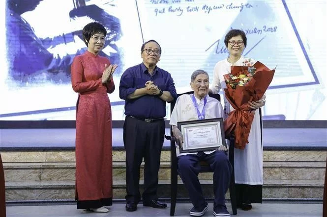 Le compositeur Pham Tuyên s’est vu remettre le Grand Prix "Hiêp si Dê mèn" (Chevalier grillon) 2025. Photo : VNA