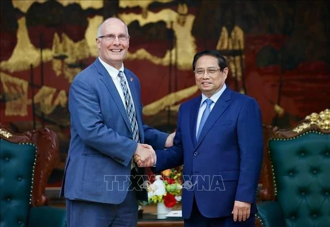 Le Premier ministre Pham Minh Chinh (à droite) et John Moolenaar, député de l’État du Michigan, chef de la délégation bipartite de la Chambre des représentants des États-Unis. Photo : VNA