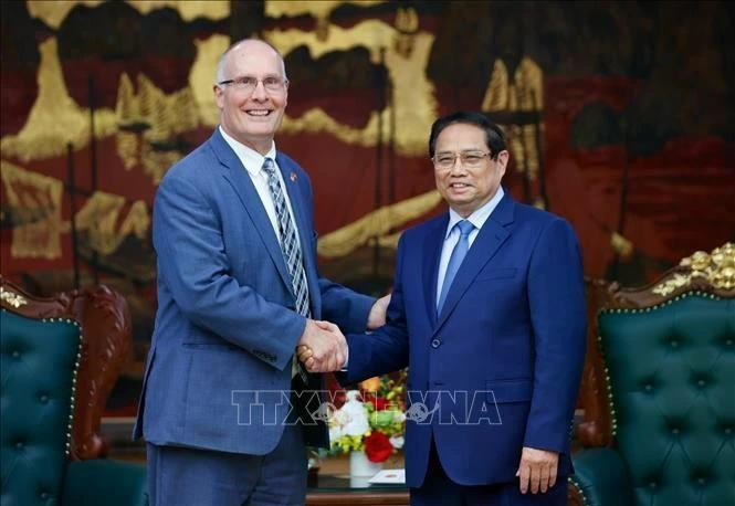 Le Premier ministre Pham Minh Chinh (à droite) et John Moolenaar, député de l’État du Michigan, chef de la délégation bipartite de la Chambre des représentants des États-Unis. Photo : VNA