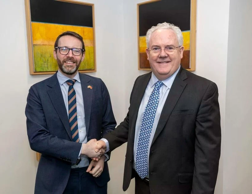 L’ambassadeur du Royaume-Uni au Vietnam, Iain Frew (à gauche) et le professeur Gerry McCormac, principal et vice-chancelier de l’Université de Stirling. Photo : gracieuseté de l’ambassade du Royaume-Uni au Vietnam. 