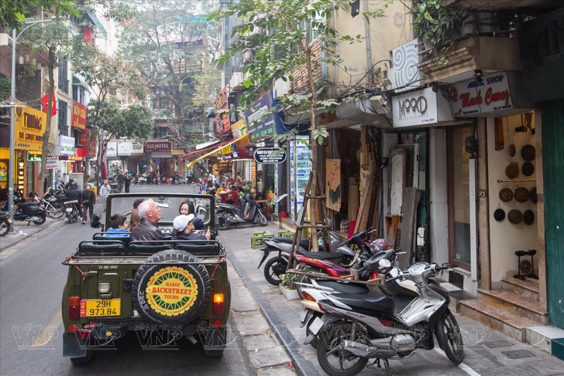 La jeep permet de mieux découvrir les petites rues et le Vieux quartier de Hanoi. Photo: VNP