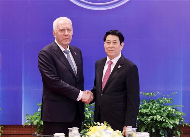 Le président Luong Cuong (à droite) et le procureur général de la Fédération de Russie, Alexander Gutsan, à Hanoi, le 25 octobre. Photo : VNA