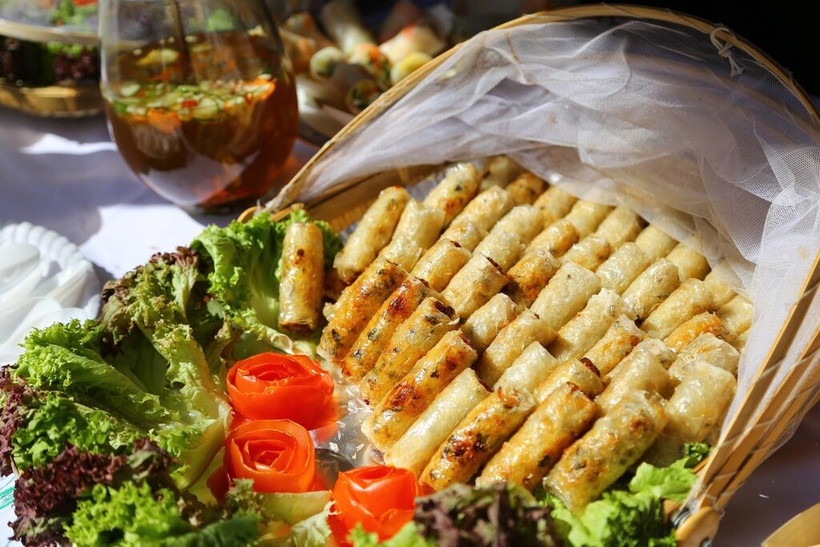 Croustillant à l’extérieur, savoureux à l’intérieur : le nem, rouleau frit emblématique du Vietnam, incarne à lui seul la richesse et la convivialité de sa gastronomie. Photo : VNA