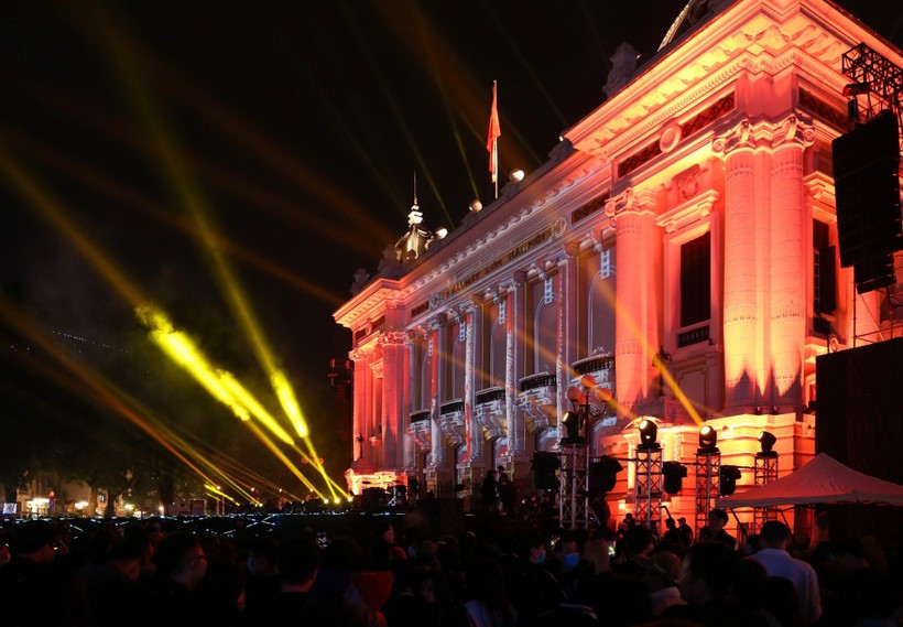 Un spectacle de lumières devant l'Opéra de Hanoi. Photo: VNA