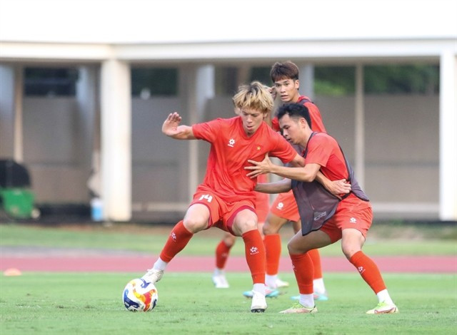 Joueurs vietnamiens à l’entraînement le 24 juillet. Le Vietnam affrontera les Philippines en demi-finale du Championnat de football des moins de 23 ans de l’ASEAN le 25 juillet. Photo : VFF