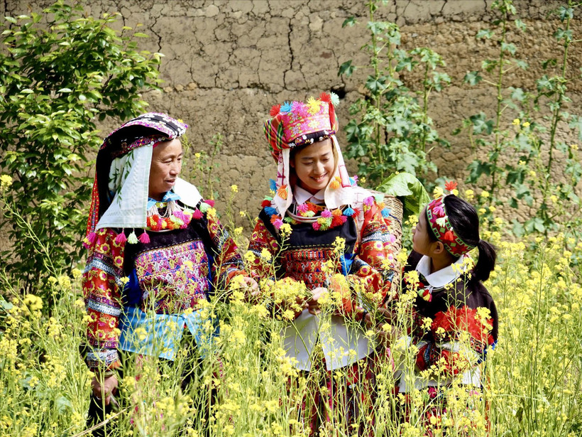 Jeunes filles Lô Lô dans un jardin de colza. Photo: VNP