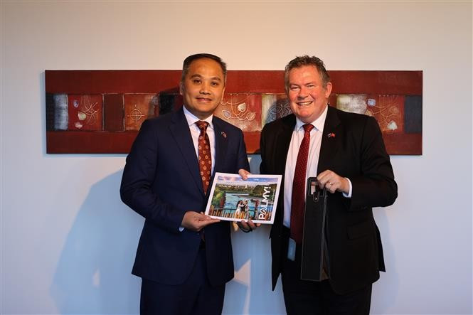 L’ambassadeur du Vietnam en Nouvelle-Zélande, Phan Minh Giang (à gauche) et le maire de Palmerston North, Grant Smith. Photo : VNA