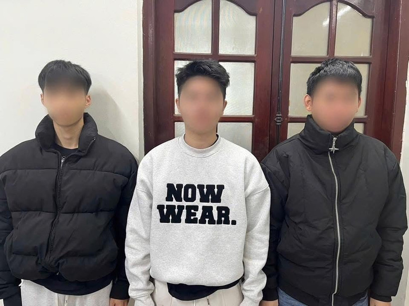 Les suspects devant les enquêteurs du département de police d'enquête de la province de Tuyên Quang. Photo: VNA