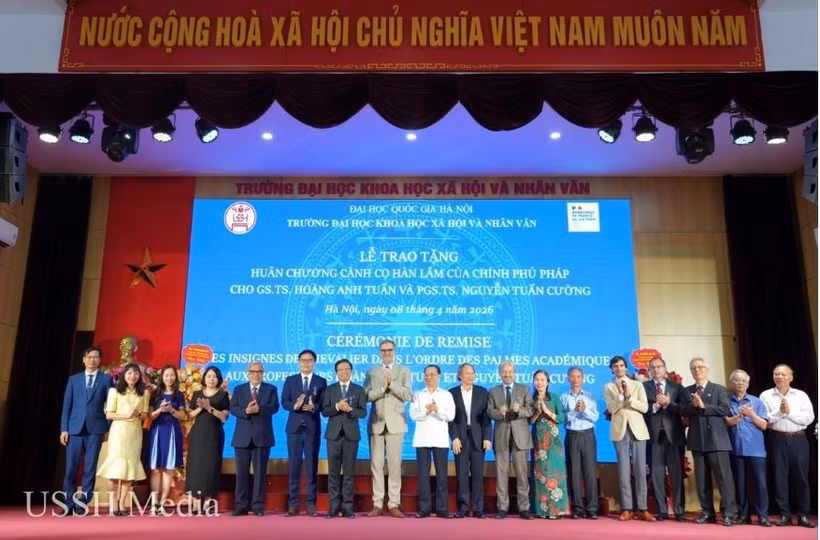 Des représentants de l’ambassade de France au Vietnam, des organisations partenaires et la direction de l’établissement félicitent les deux scientifiques honorés par les Palmes académiques. Photo : USSH